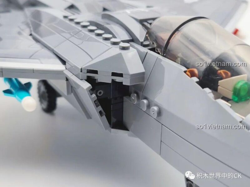 Mô hình F-22 Raptor SEMBO với bánh xe thu gọn được hạ xuống, sẵn sàng hạ cánh.