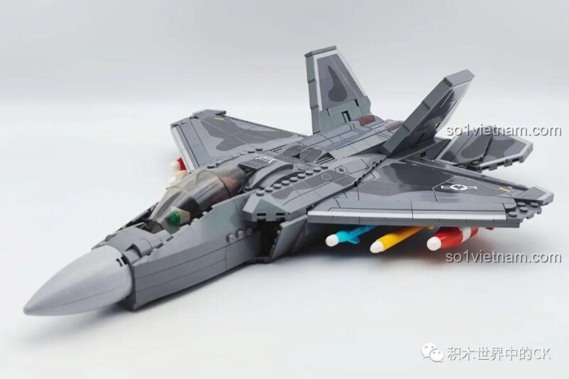 Quá trình lắp ráp ban đầu của đồ chơi lắp ráp F-22 Raptor 207124, thể hiện cấu trúc khung sườn.
