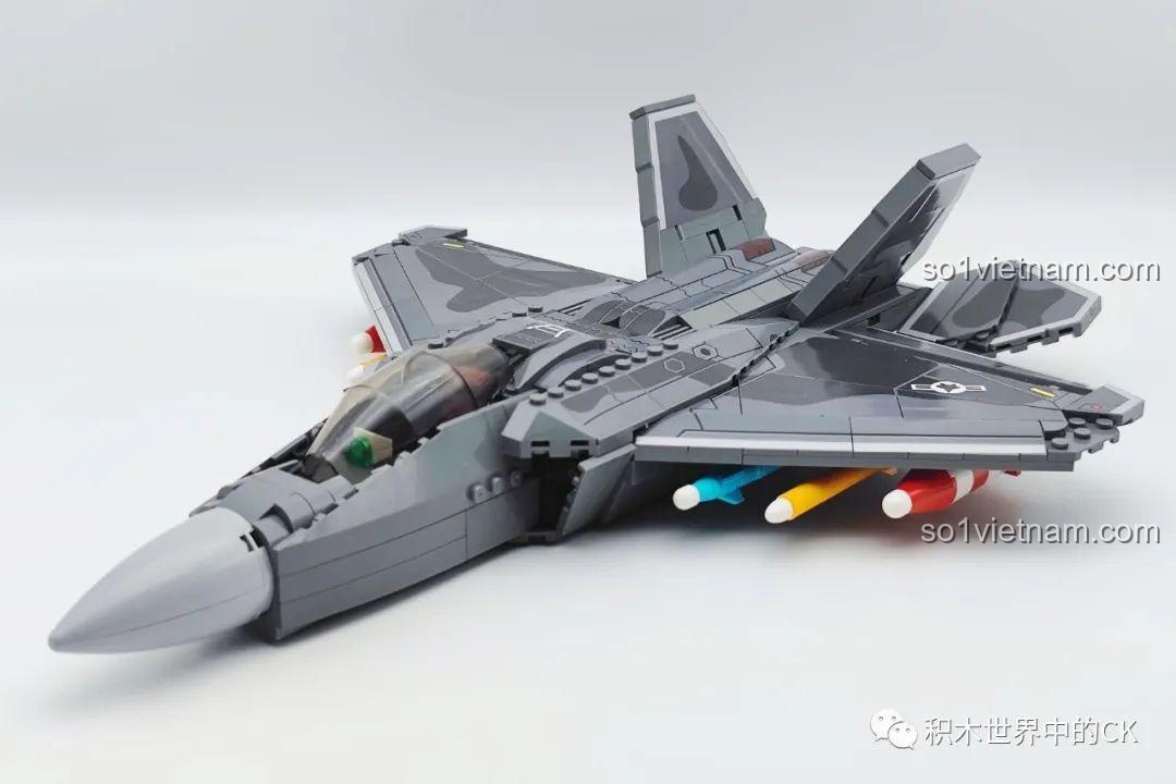 Quá trình lắp ráp ban đầu của đồ chơi lắp ráp F-22 Raptor 207124, thể hiện cấu trúc khung sườn.