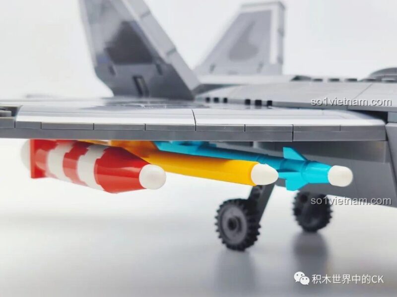 Mặt dưới của đồ chơi lắp ráp F-22 Raptor 207124 với các tên lửa được gắn, sẵn sàng cho hành động.