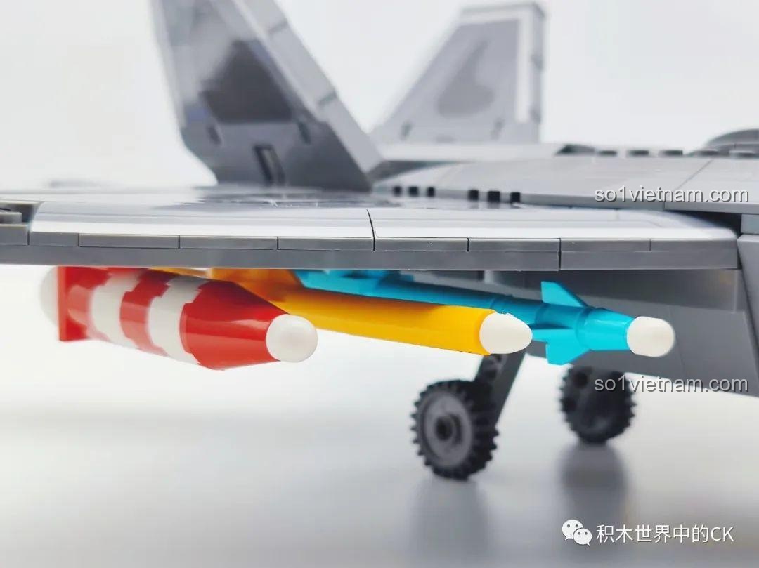 Mặt dưới của đồ chơi lắp ráp F-22 Raptor 207124 với các tên lửa được gắn, sẵn sàng cho hành động.