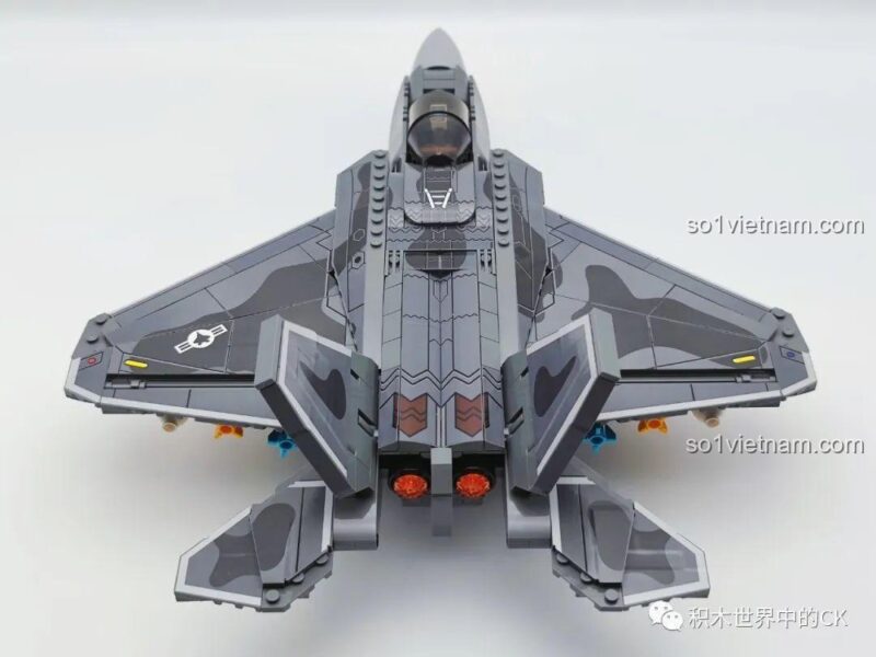Góc nhìn khác của xe nâng, phụ kiện độc đáo cho đồ chơi lắp ráp F-22 Raptor.