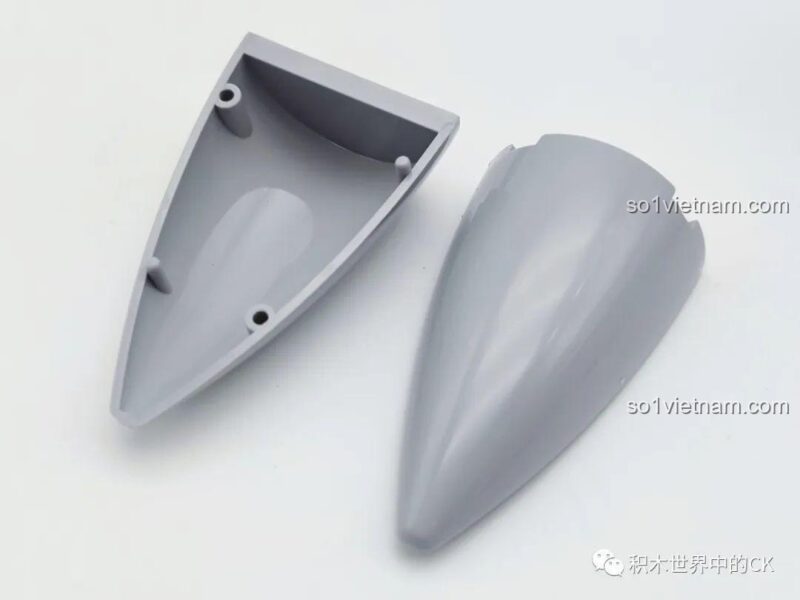 Phụ kiện đi kèm bộ lắp ghép SEMBO 207124 Máy bay chiến đấu F-22 Raptor, bao gồm xe nâng và xe ba bánh chở thùng.