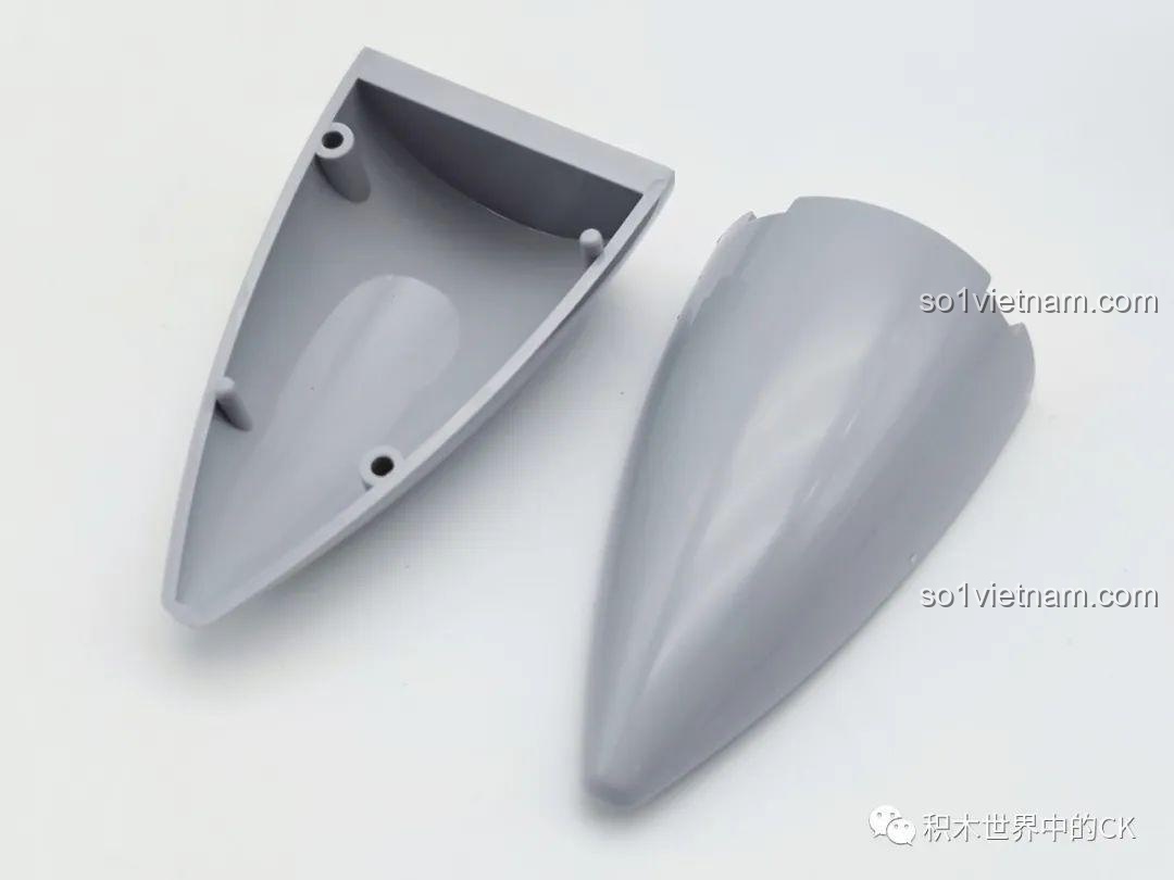 Phụ kiện đi kèm bộ lắp ghép SEMBO 207124 Máy bay chiến đấu F-22 Raptor, bao gồm xe nâng và xe ba bánh chở thùng.