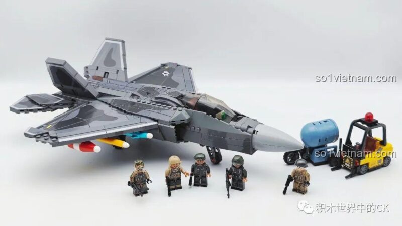 Chi tiết buồng lái bên ngoài của đồ chơi lắp ráp F-22 Raptor, kính chắn gió trong suốt.