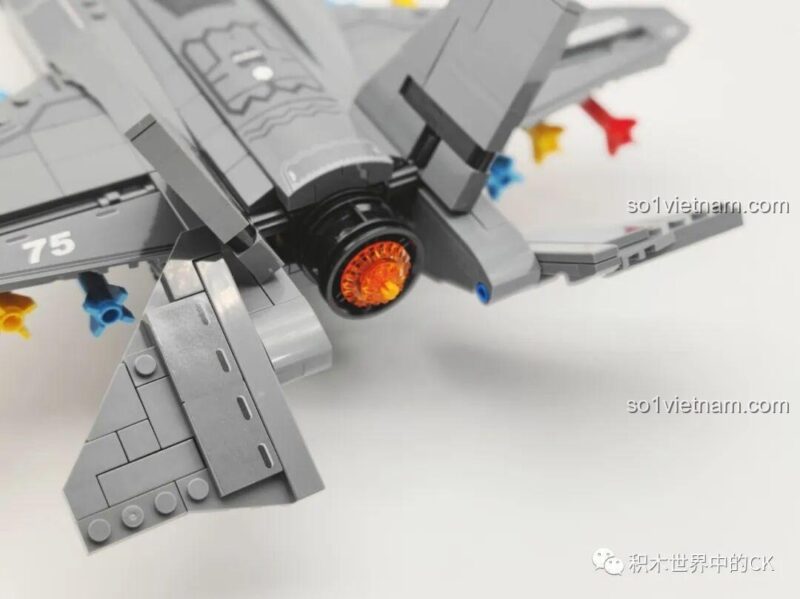 Mô hình máy bay F-35 Lightning II SEMBO 207125 hoàn chỉnh, nhìn từ phía trước và bên cạnh, sẵn sàng chiến đấu.