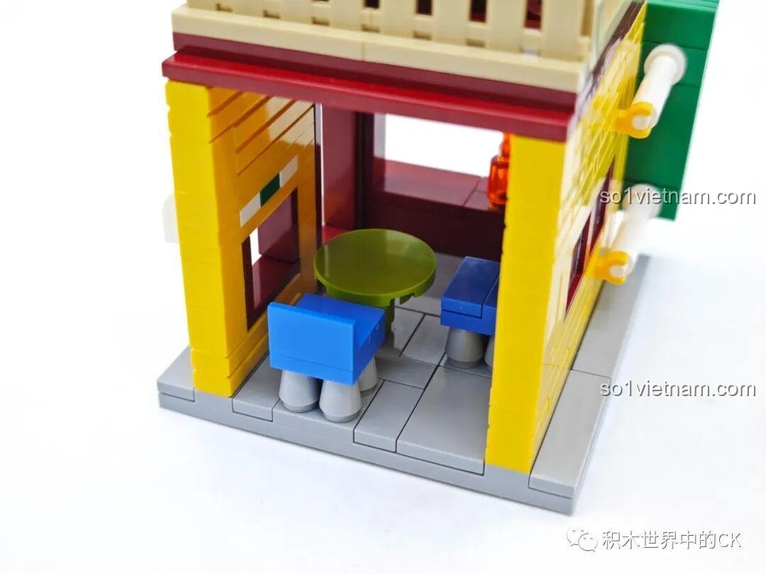 Chi tiết chậu cây và bàn ghế nhỏ trong tiệm trà SEMBO 301094 Oriental Leaf