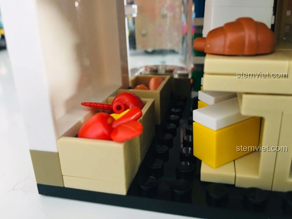 Chi tiết các hộp đựng thực phẩm và kệ trưng bày sản phẩm bên trong mô hình Cửa hàng tiện lợi 7-Eleven SEMBO 601017.