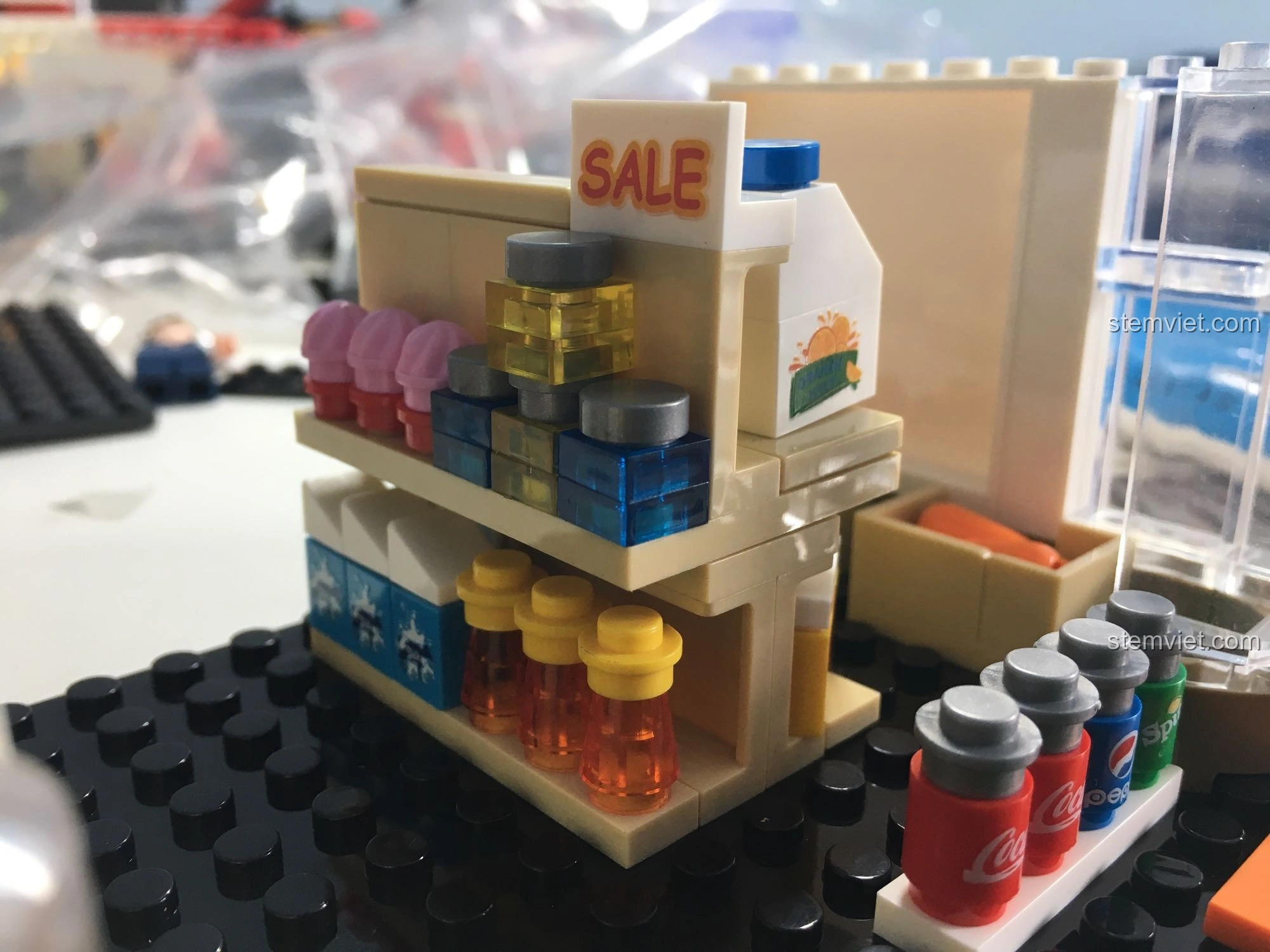 Cận cảnh kệ hàng bên trong mô hình Cửa hàng tiện lợi 7-Eleven SEMBO 601017, với các sản phẩm mini đầy màu sắc.