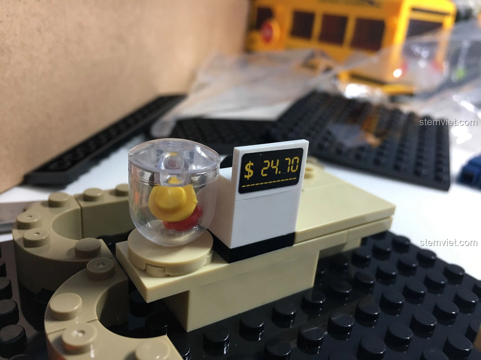 Máy tính tiền hiển thị số tiền trên mô hình Cửa hàng tiện lợi 7-Eleven SEMBO 601017, tăng tính chân thực.