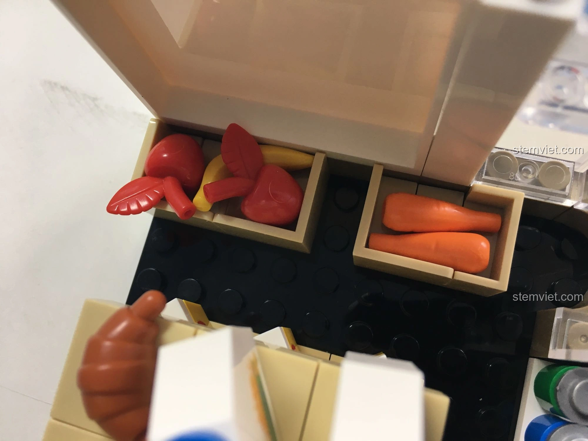 Chi tiết các hộp đựng thực phẩm tươi sống như tôm hùm và cà rốt bên trong mô hình SEMBO 601017.