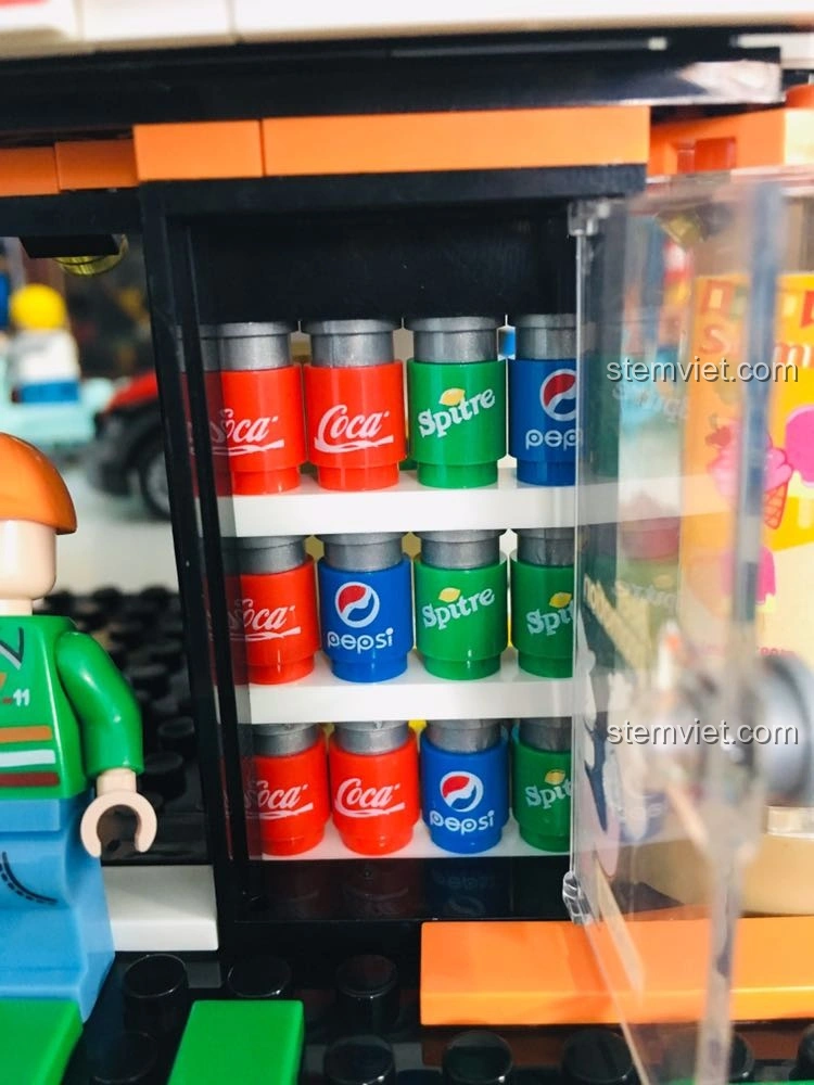 Cận cảnh tủ lạnh chứa đồ uống bên trong mô hình Cửa hàng tiện lợi 7-Eleven SEMBO 601017, với các chai nước mini.