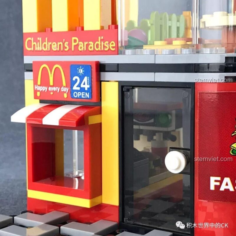 Mặt bên trái của mô hình cửa hàng hamburger 601021.