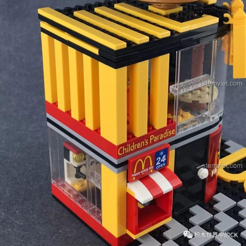 Chi tiết logo chữ M và chiếc hamburger khổng lồ trên nóc bộ SEMBO 601021.