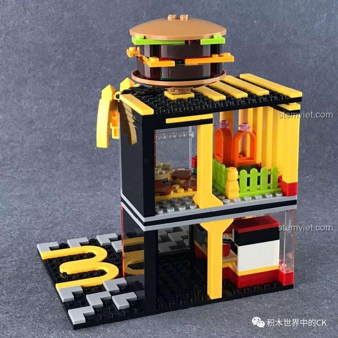Mô hình hoàn thiện của bộ đồ chơi xây dựng Cửa hàng McDonald's 601021 nhìn từ góc trái.
