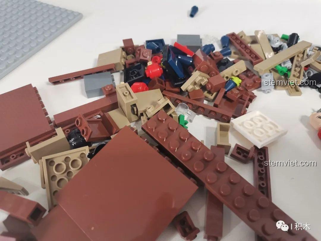 Các mảnh ghép rời của bộ lắp ráp Cửa hàng Takoyaki Osaka SEMBO 601072, cho thấy chất lượng nhựa ABS cao cấp.