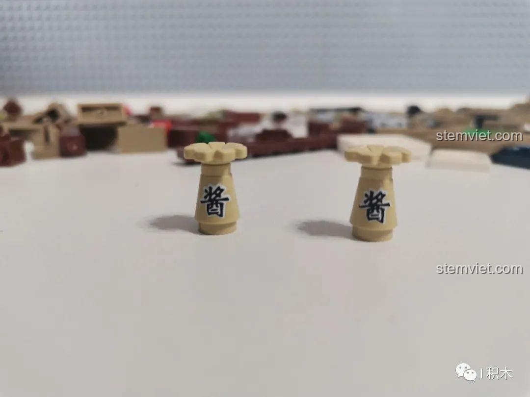 Chi tiết in ấn sắc nét trên các mảnh ghép của bộ SEMBO 601072, như chai tương ớt cho cửa hàng Takoyaki.