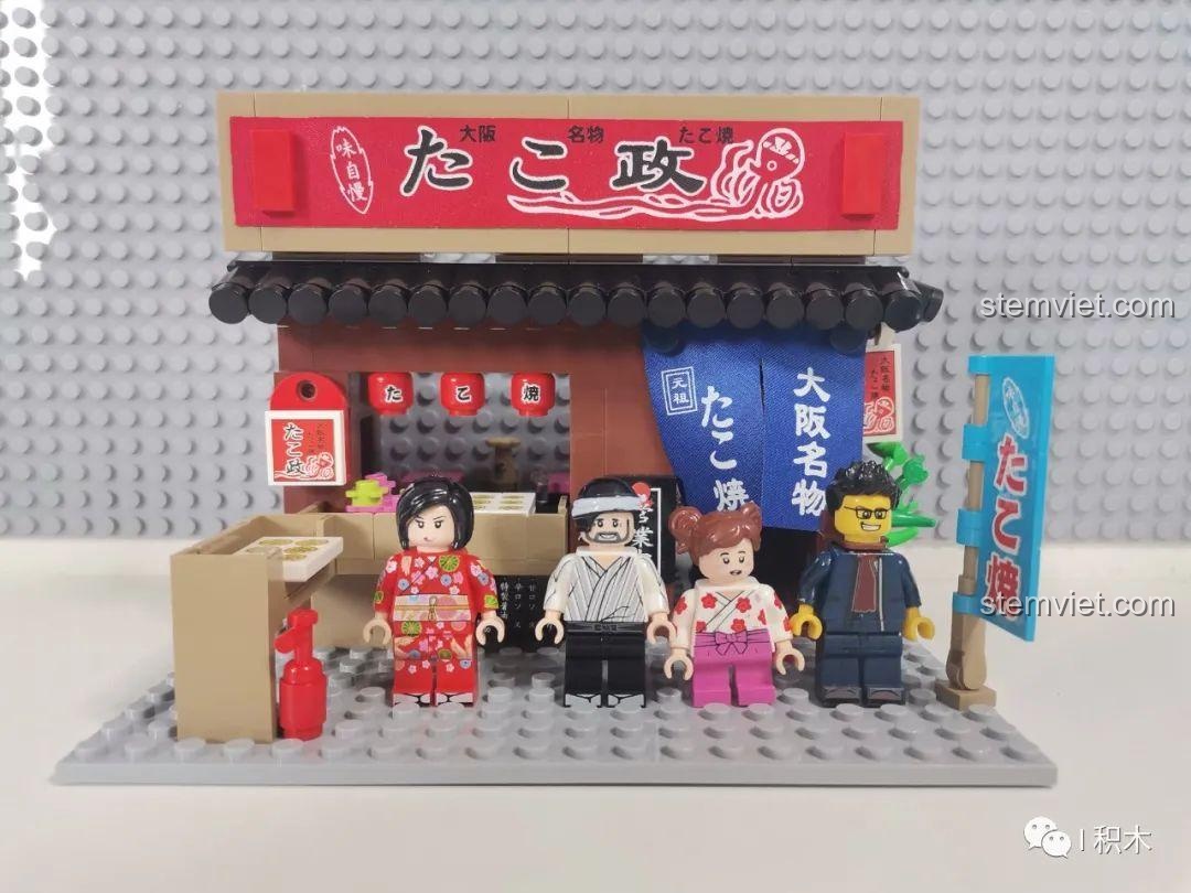 Mô hình hoàn chỉnh của Cửa hàng Takoyaki Osaka SEMBO 601072 cùng các minifigure, sẵn sàng để trưng bày.