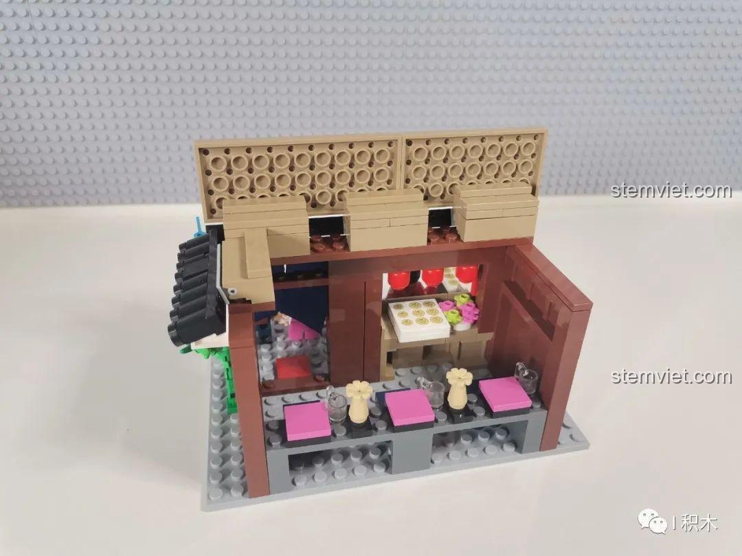 Nội thất bên trong của mô hình Cửa hàng Takoyaki Osaka SEMBO 601072, với quầy và ghế ngồi.