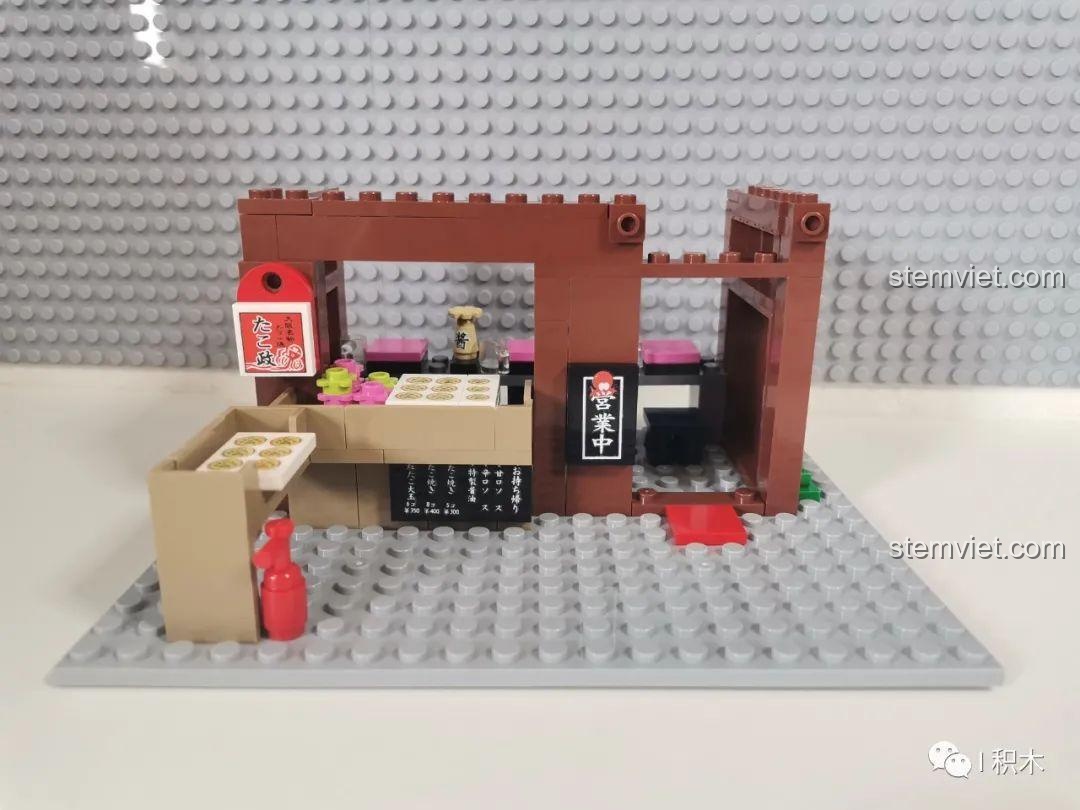 Giai đoạn đầu của quá trình lắp ráp bộ Cửa hàng Takoyaki Osaka SEMBO 601072, mô hình dần hiện rõ hình dáng.