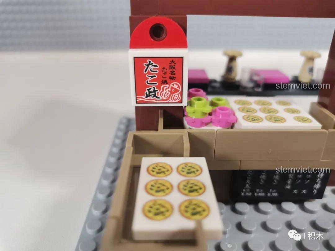 Cận cảnh quầy bán takoyaki được thiết kế tỉ mỉ trong bộ lắp ráp Cửa hàng Takoyaki Osaka SEMBO 601072.