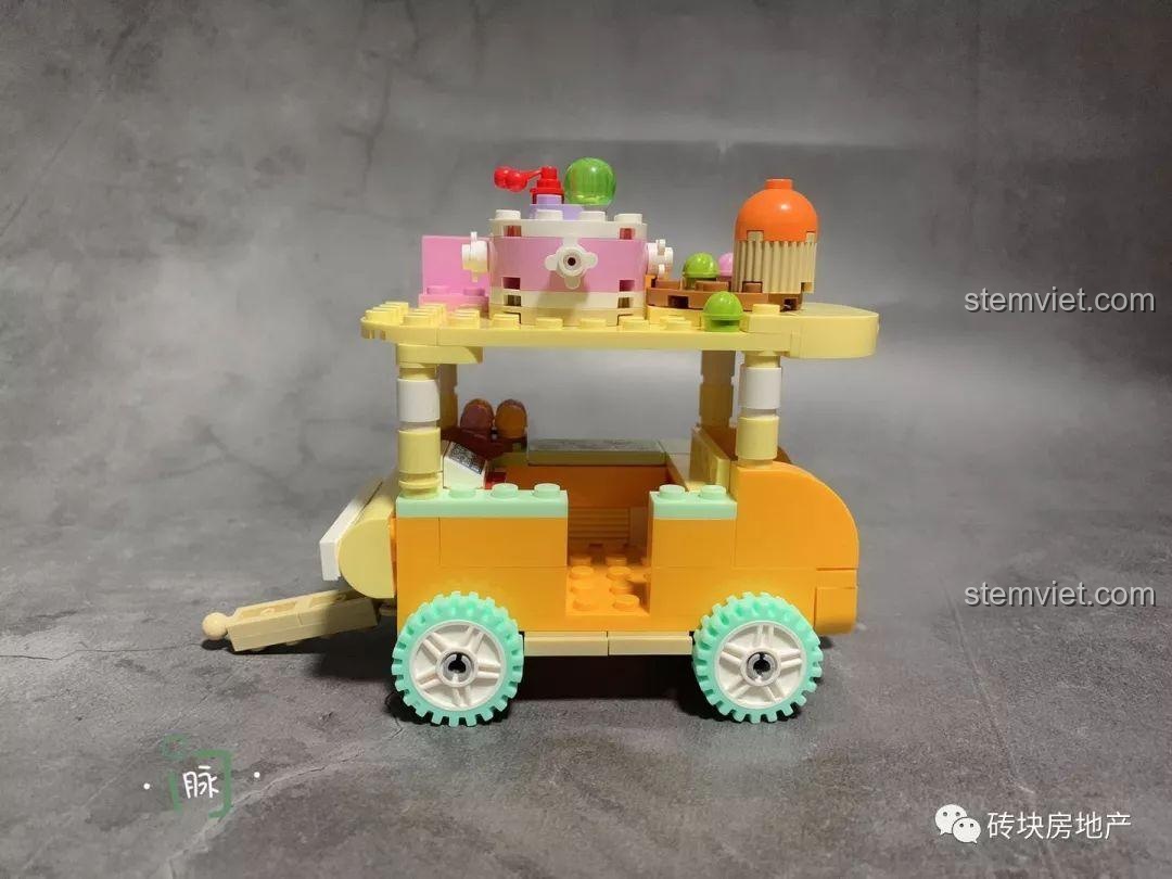 Góc nhìn bên hông xe bán bánh ngọt Sembo 601109, thể hiện cấu trúc xe đẩy và các chi tiết trang trí.