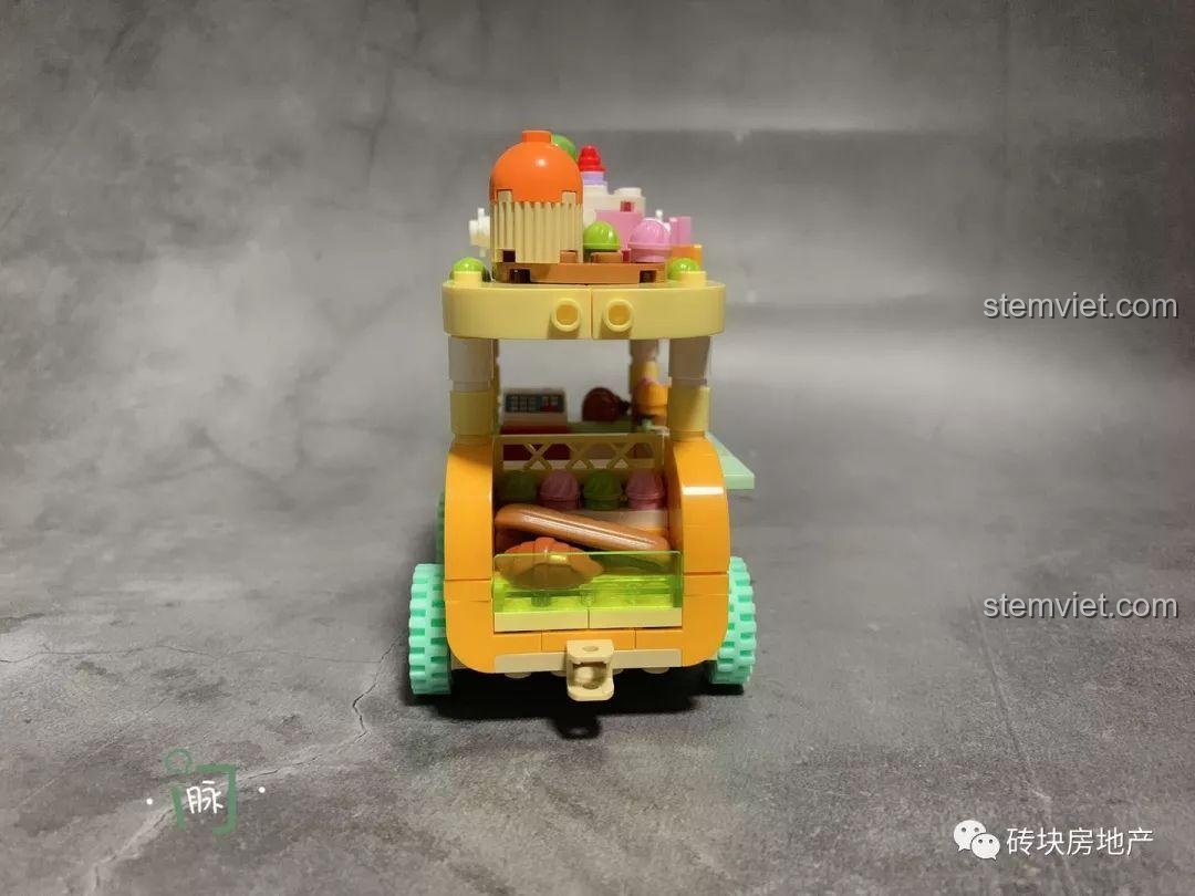 Mặt sau xe bán bánh ngọt Sembo 601109, cho thấy các chi tiết nhỏ và độ hoàn thiện của mô hình xe đẩy.