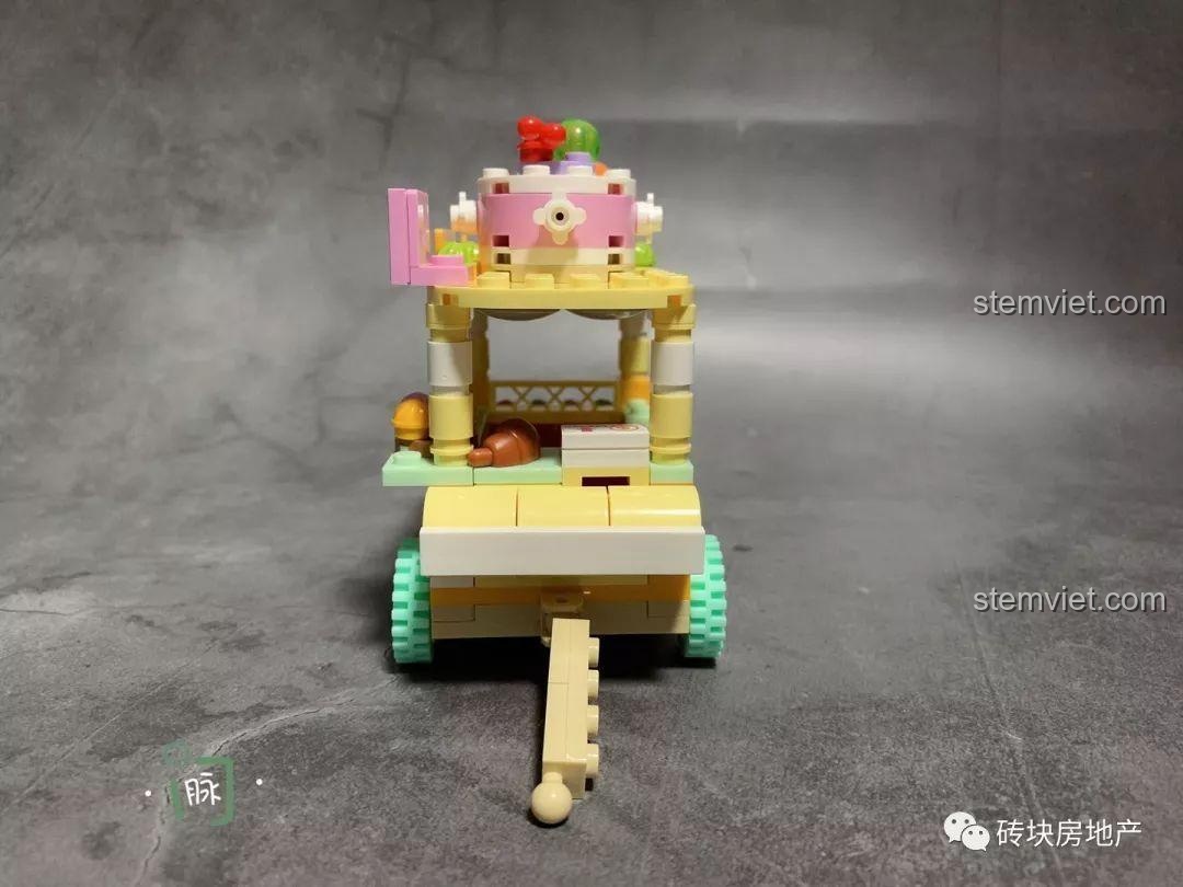 Góc nhìn từ phía trước xe bán bánh ngọt Sembo 601109, tập trung vào tay cầm và bánh xe, thể hiện sự chắc chắn.