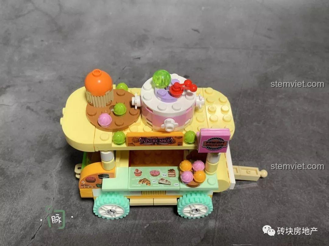 Cận cảnh các chi tiết bánh ngọt và trang trí trên xe Sembo 601109. Đồ chơi xếp hình Quầy hàng rong mini đầy màu sắc.