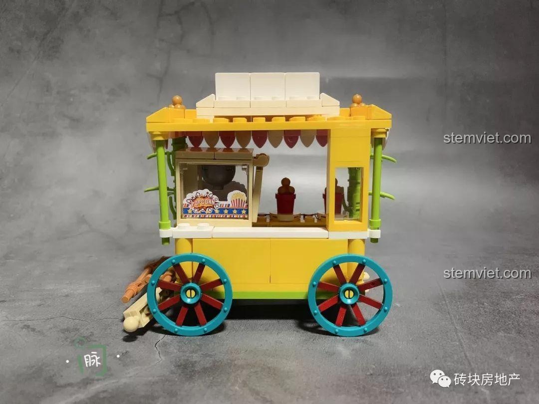 Góc nhìn bên hông xe bán bắp rang bơ Sembo 601110, thể hiện bánh xe lớn và cấu trúc xe đẩy.