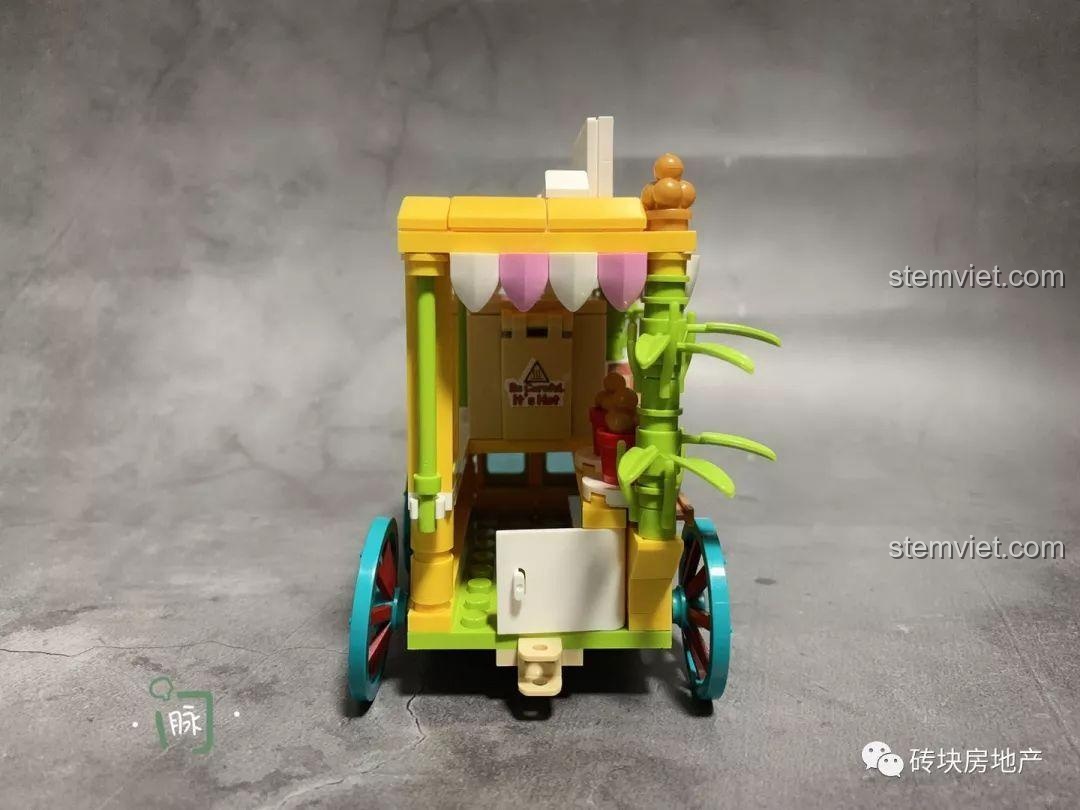 Mặt sau xe bán bắp rang bơ Sembo 601110, với cửa sổ và các chi tiết trang trí nhỏ.