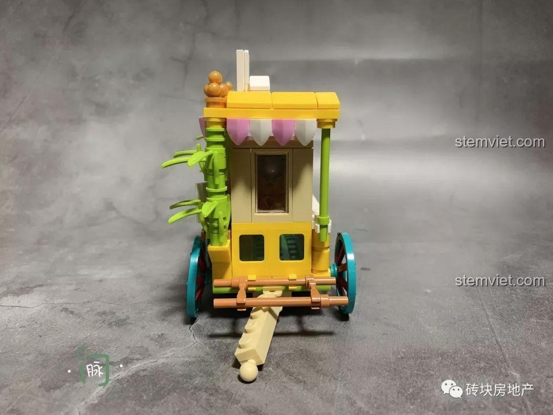 Góc nhìn từ phía trước xe bán bắp rang bơ Sembo 601110, tập trung vào biển hiệu và các chi tiết trang trí.