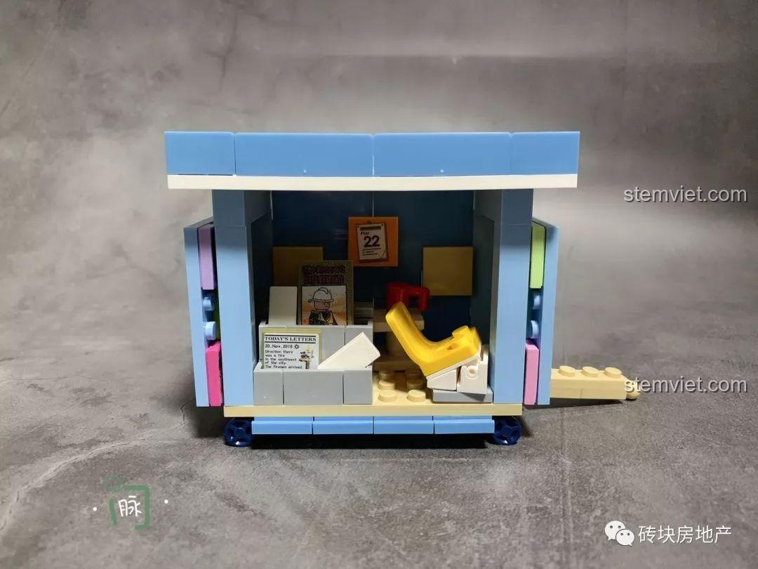 Chi tiết sạp báo di động Sembo 601111, một phần của bộ 4 Xe Đẩy Bán Hàng Rong Mini, với các tờ báo và ghế ngồi.