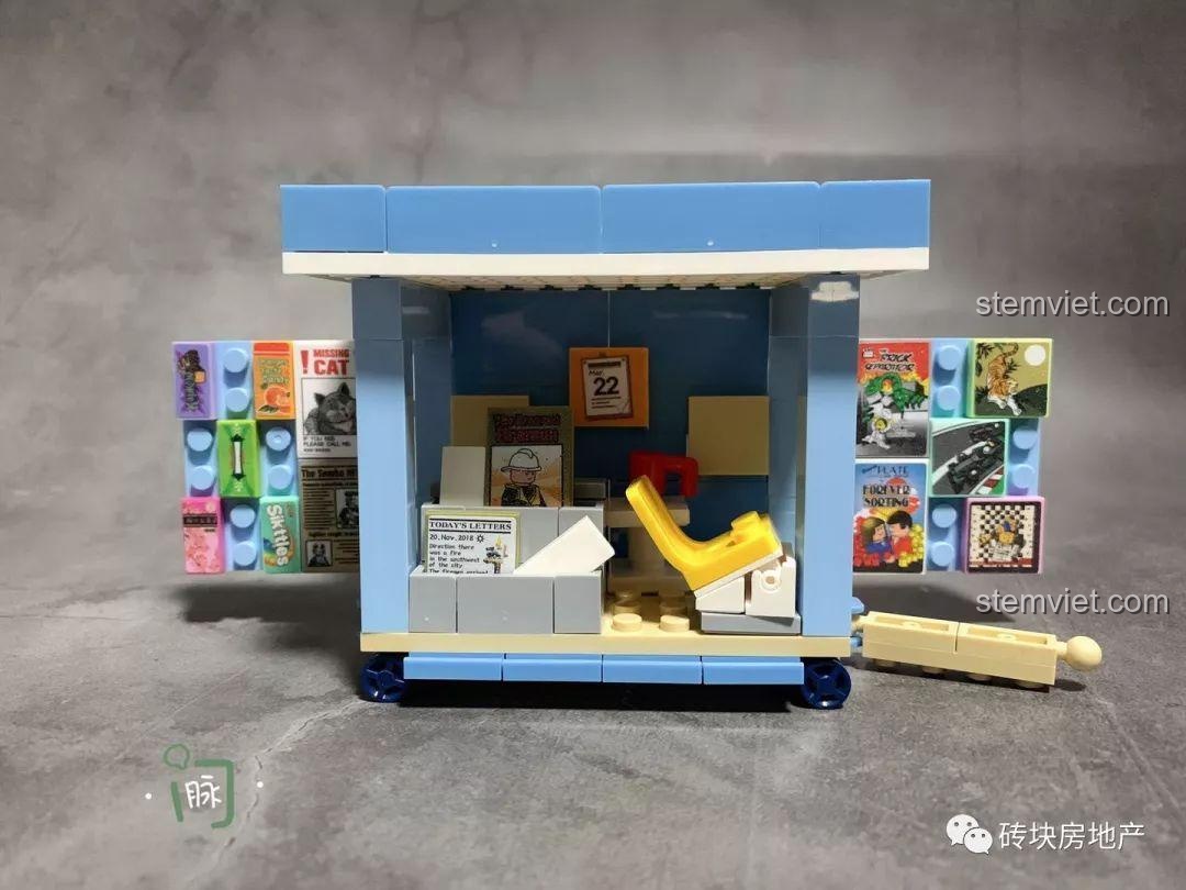 Sạp báo di động Sembo 601111 với các kệ báo mở rộng, trưng bày nhiều loại tạp chí và báo mini.