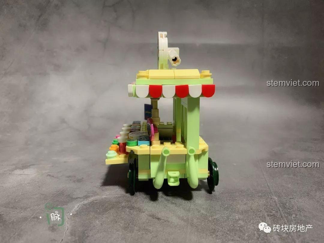 Mặt sau xe bán kẹo mút Sembo 601112, với các lọ kẹo nhỏ và chi tiết trang trí.