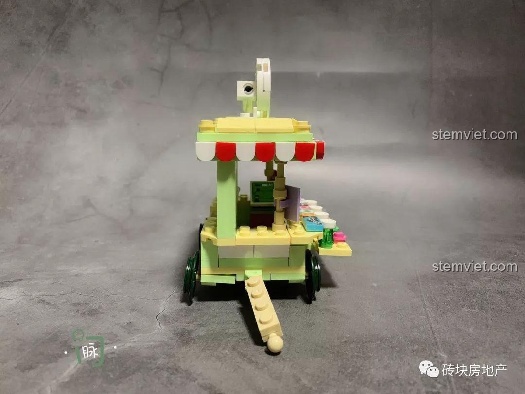 Góc nhìn từ phía trước xe bán kẹo mút Sembo 601112, tập trung vào chiếc kẹo mút xoắn ốc lớn trên mái.