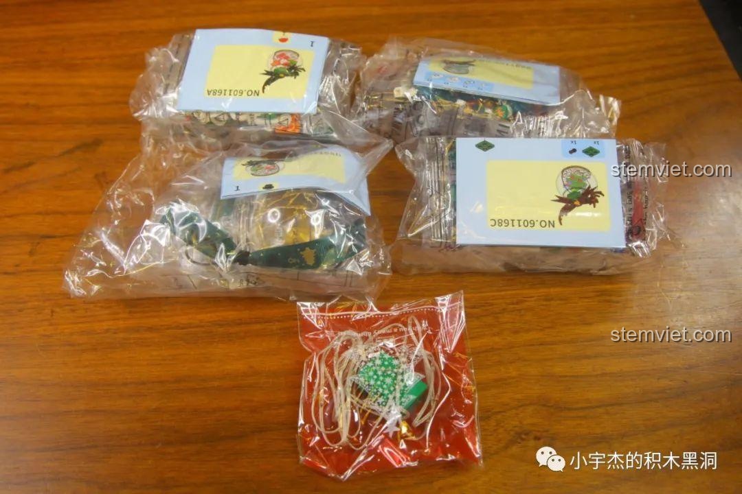 Các túi đựng chi tiết của Bộ 4 Quả Cầu Pha Lê Giáng Sinh SEMBO 601155A