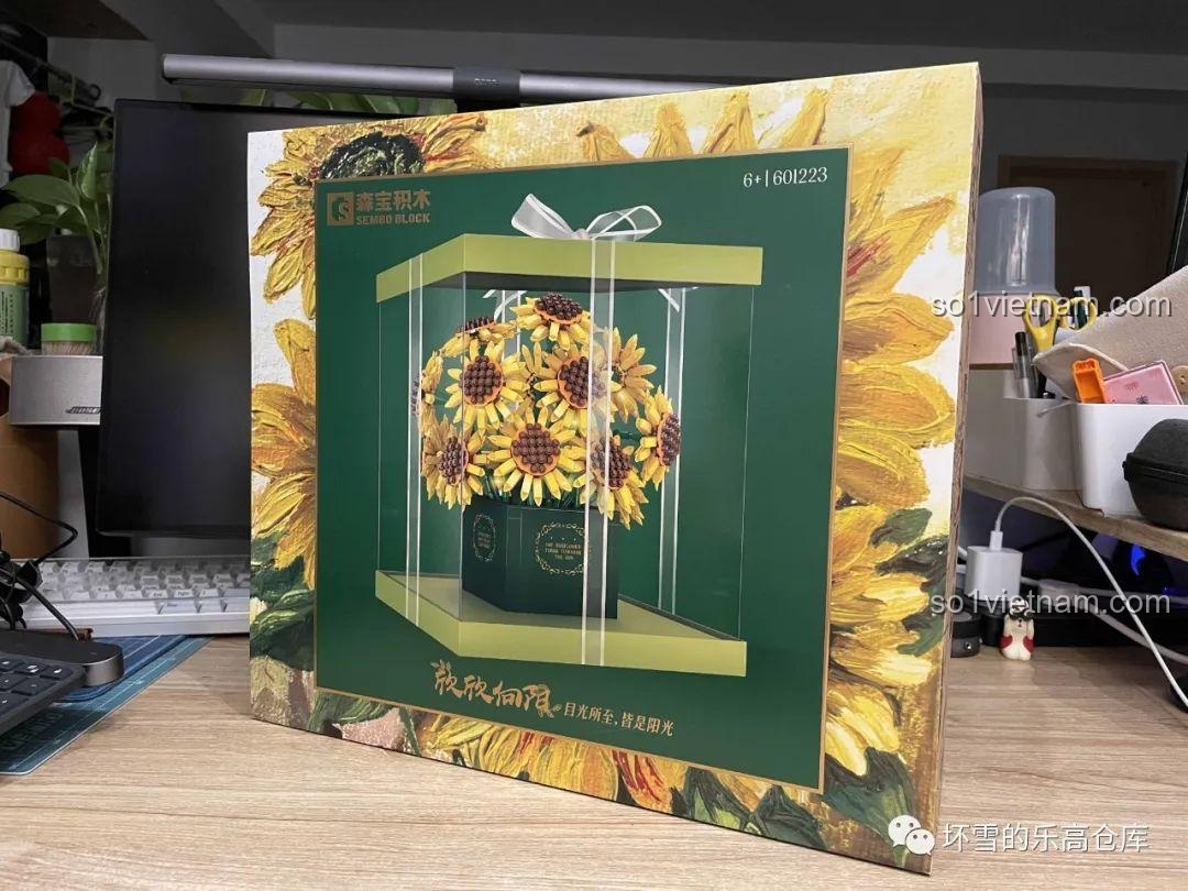 Thiết kế hộp quà trong suốt của bộ lắp ráp hoa hướng dương SEMBO 601223, giúp trưng bày thành phẩm một cách tinh tế.