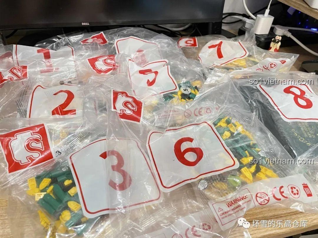 Các túi linh kiện được đánh số của bộ lắp ráp Bó hoa hướng dương SEMBO 601223, chuẩn bị cho quá trình lắp ghép.