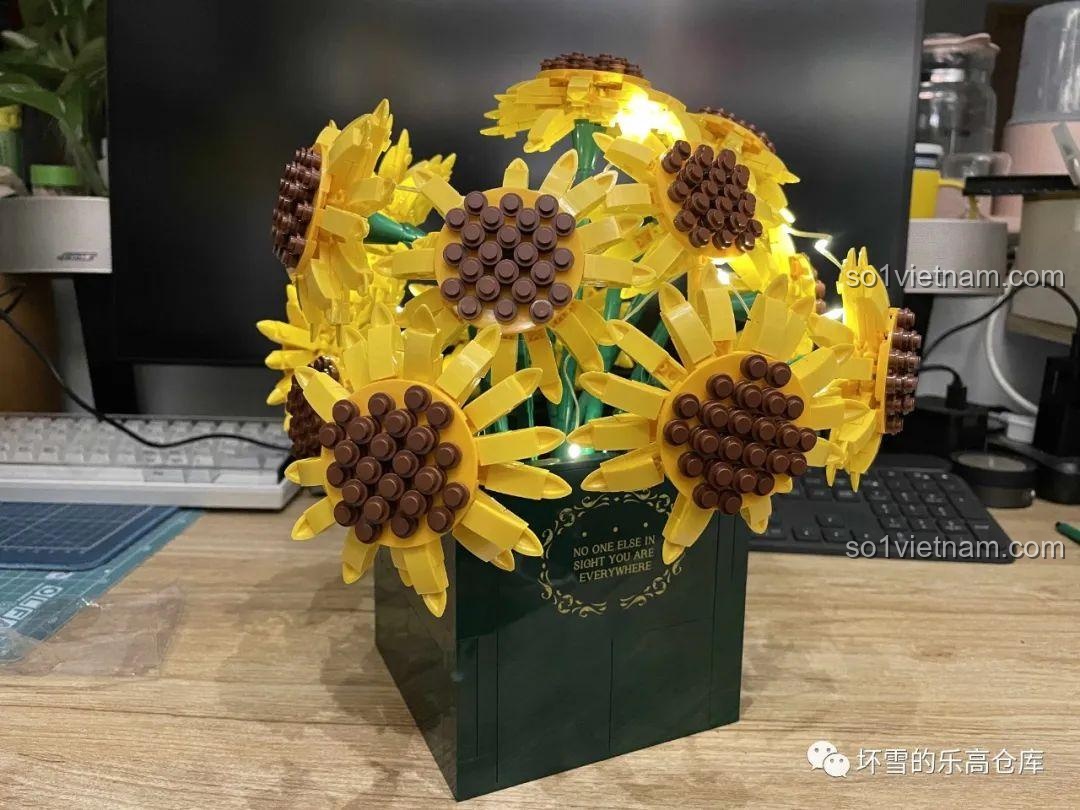 Bó hoa hướng dương lắp ráp SEMBO 601223 hoàn chỉnh, trưng bày đẹp mắt, là điểm nhấn cho không gian sống.