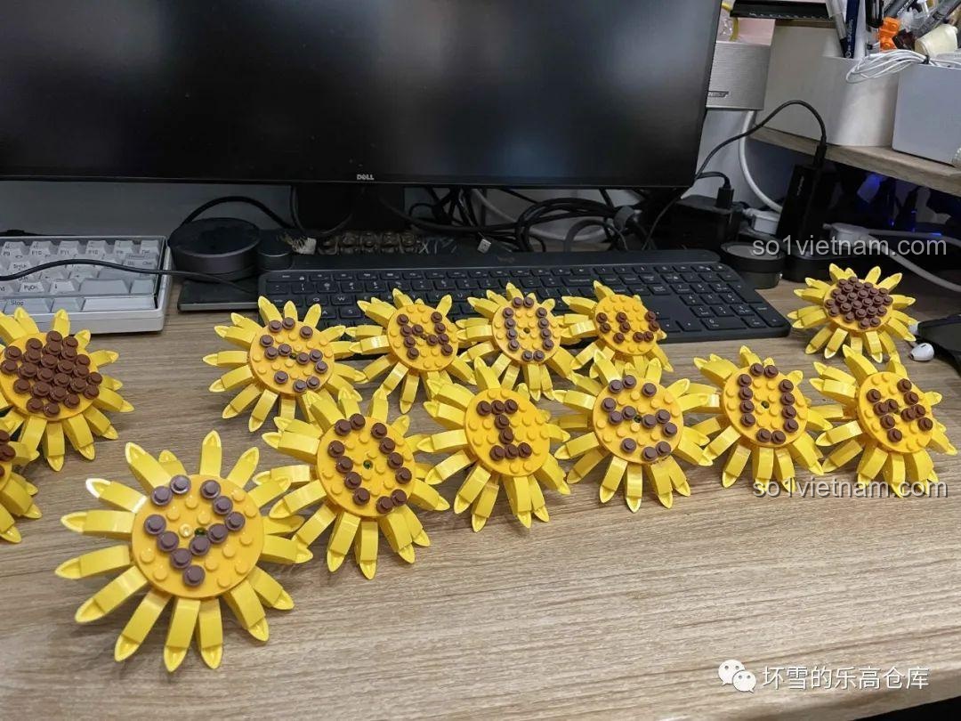 Các bông hoa hướng dương lắp ráp SEMBO 601223 được trưng bày trên bàn, chờ đợi được cắm vào hộp quà.