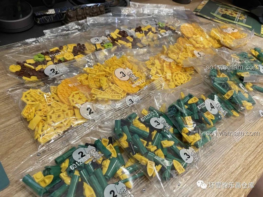 Các mảnh ghép của bộ đồ chơi sáng tạo SEMBO 601223 được phân loại theo màu sắc, giúp dễ dàng tìm kiếm khi lắp ráp.