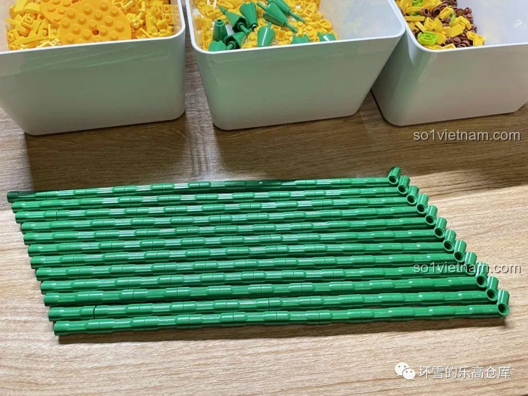 Các mảnh ghép thân cây màu xanh lá của bộ đồ chơi xây dựng SEMBO 601223, chuẩn bị cho việc hoàn thiện bó hoa.