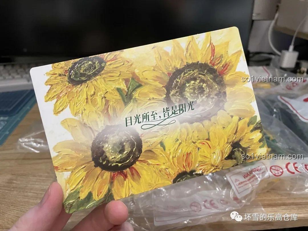 Thiệp chúc mừng với hình ảnh hoa hướng dương rực rỡ đi kèm bộ lắp ráp SEMBO 601223, tăng thêm ý nghĩa cho món quà.