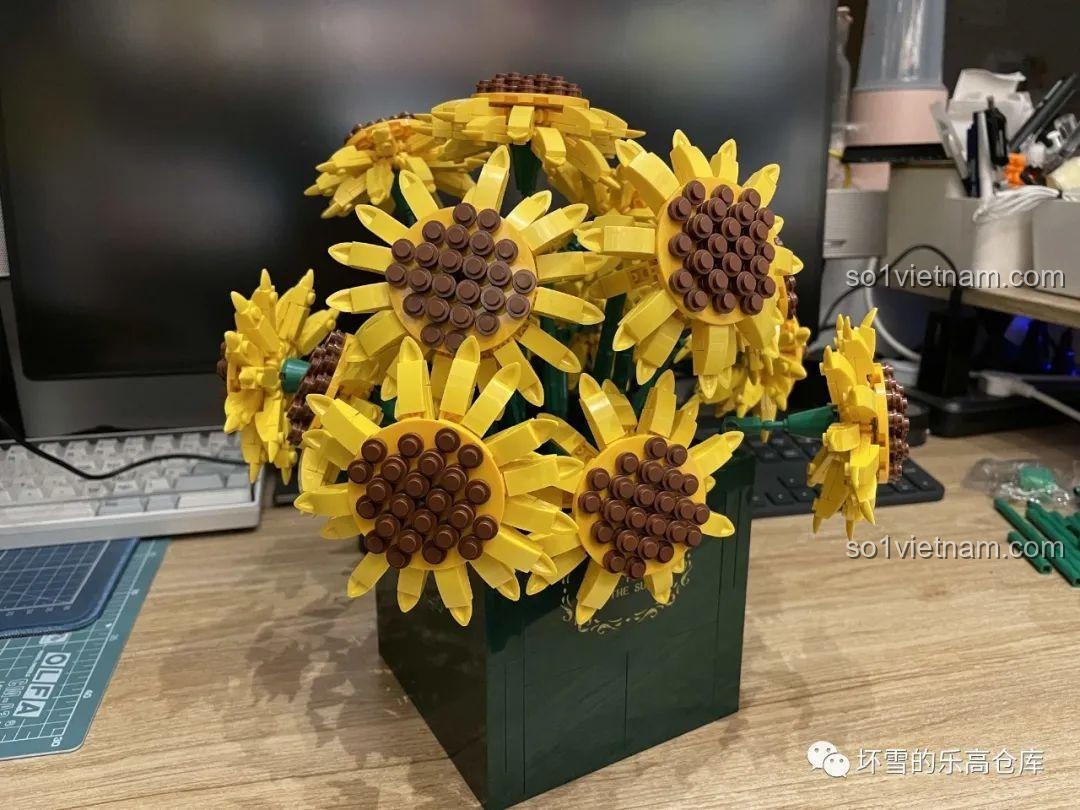 Bó hoa hướng dương lắp ráp SEMBO 601223 hoàn chỉnh trong hộp quà trong suốt, có dây đèn LED trang trí lung linh.