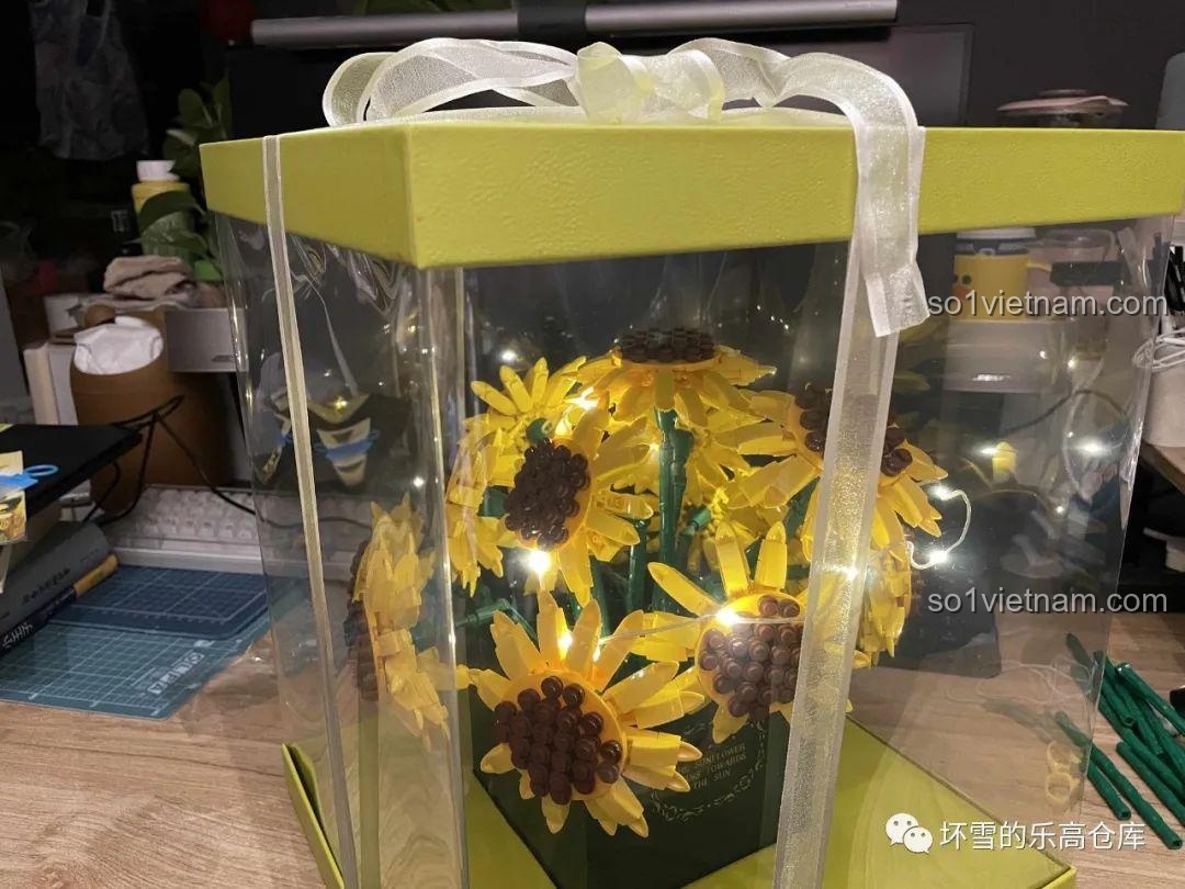 Chi tiết bó hoa hướng dương lắp ráp SEMBO 601223 với đèn LED sáng rực, làm nổi bật vẻ đẹp của từng cánh hoa và nhụy.