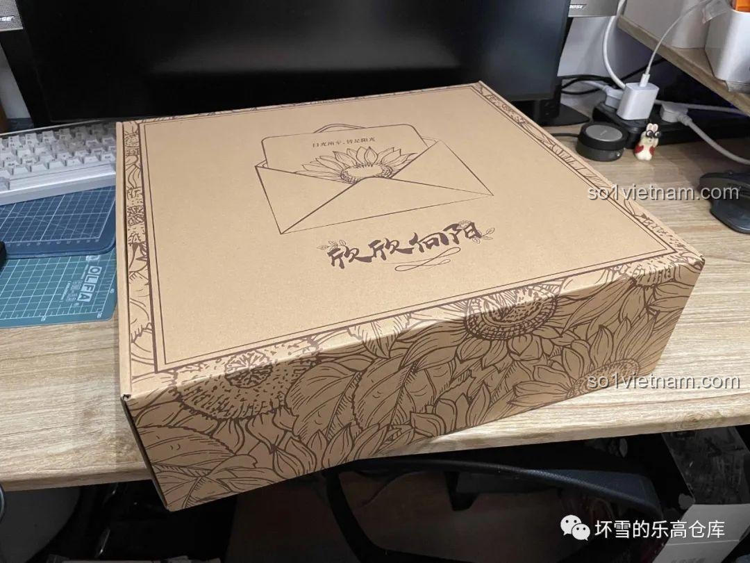 Hộp carton bên trong của bộ lắp ghép mô hình hoa hướng dương SEMBO 601223, được trang trí họa tiết hoa tinh tế.