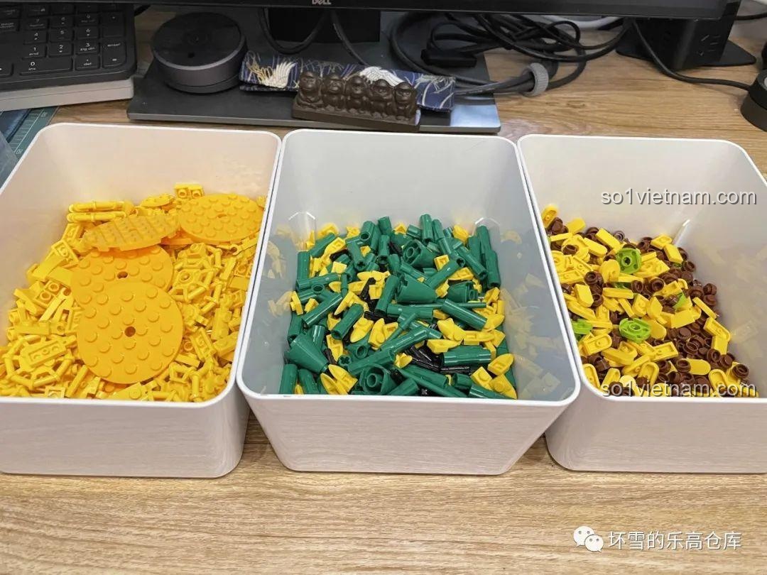 Các chi tiết mảnh ghép của bộ lắp ghép mô hình hoa hướng dương SEMBO 601223 được sắp xếp gọn gàng trong khay, sẵn sàng lắp ráp.