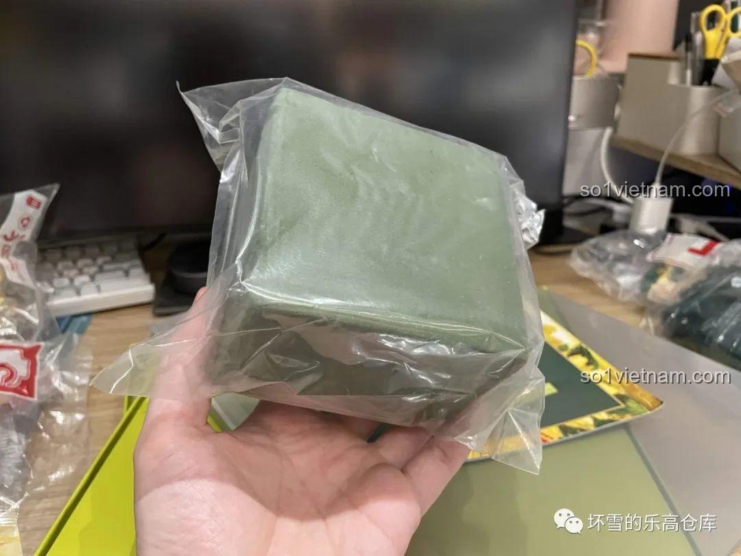 Miếng xốp cắm hoa độc đáo đi kèm bộ lắp ghép mô hình hoa hướng dương SEMBO 601223, giúp tạo hình bó hoa dễ dàng.