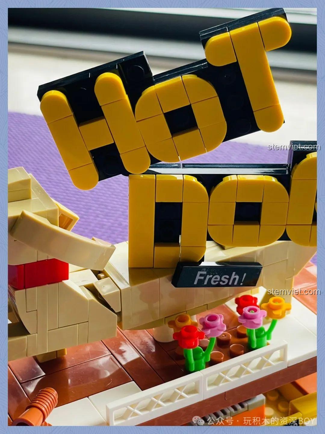 Lắp ráp phần mái và mái che của đồ chơi lắp ráp 1301 Xe đồ ăn nhanh, tạo nên vẻ ngoài hoàn chỉnh.